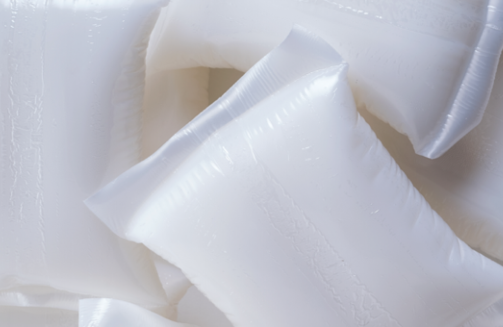 Nahaufnahme von weißen Hotmelt-Schmelzklebstoff-Packungen, die zur Herstellung von Klebstoffen verwendet werden.