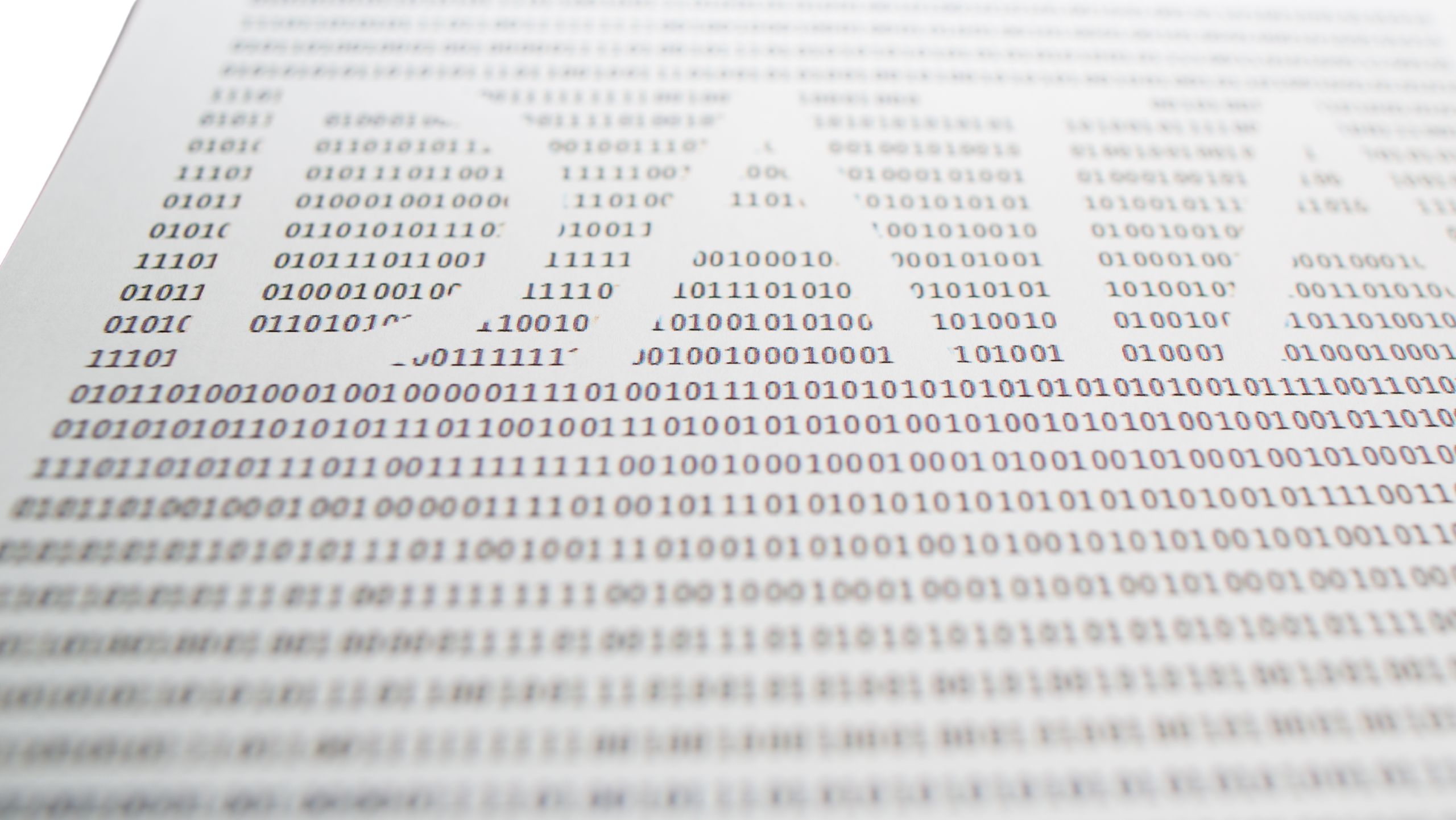 Binärcode-Muster mit dem Wort „DATA“ im Hintergrund eingebettet