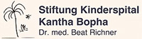 ESG 7 Logo der Stiftung Kinderspital Kantha Bopha mit einer gezeichneten Palme, zwei Vögeln und dem Schriftzug „Stiftung Kinderspital Kantha Bopha Dr. med. Beat Richner“.