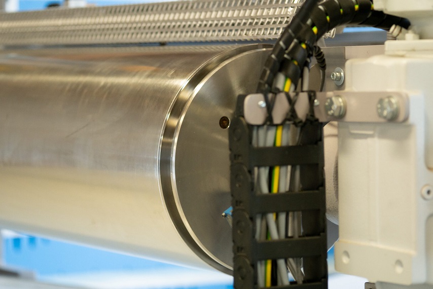 SIMALFA® Innovation Center 1 Nahaufnahme einer Walze in einer Produktionsmaschine.