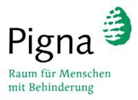ESG 10 Logo von Pigna mit schwarzem Schriftzug „Pigna“ und grünem Kiefernzapfen-Symbol daneben. Darunter der Slogan „Raum für Menschen mit Behinderung“.